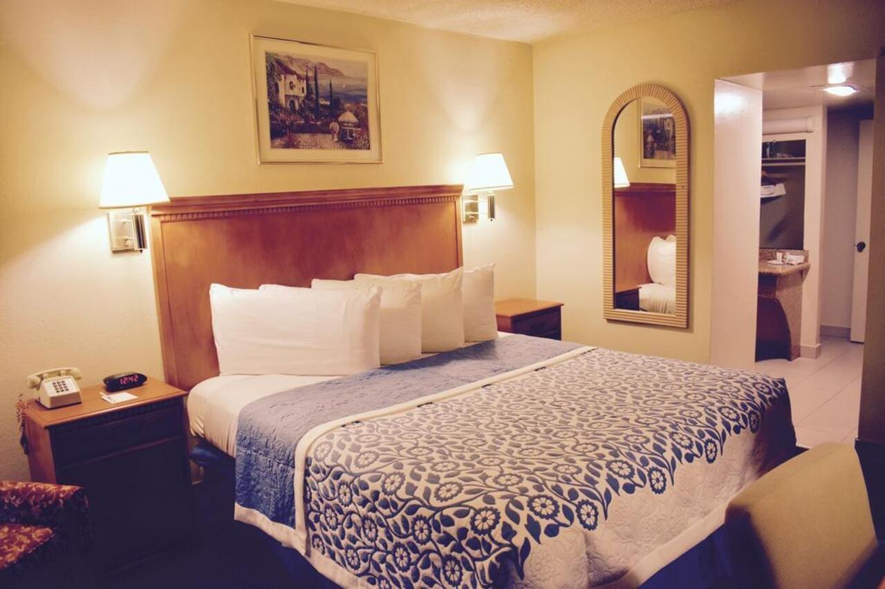 Days Inn By Wyndham Anaheim Near The Park Zewnętrze zdjęcie