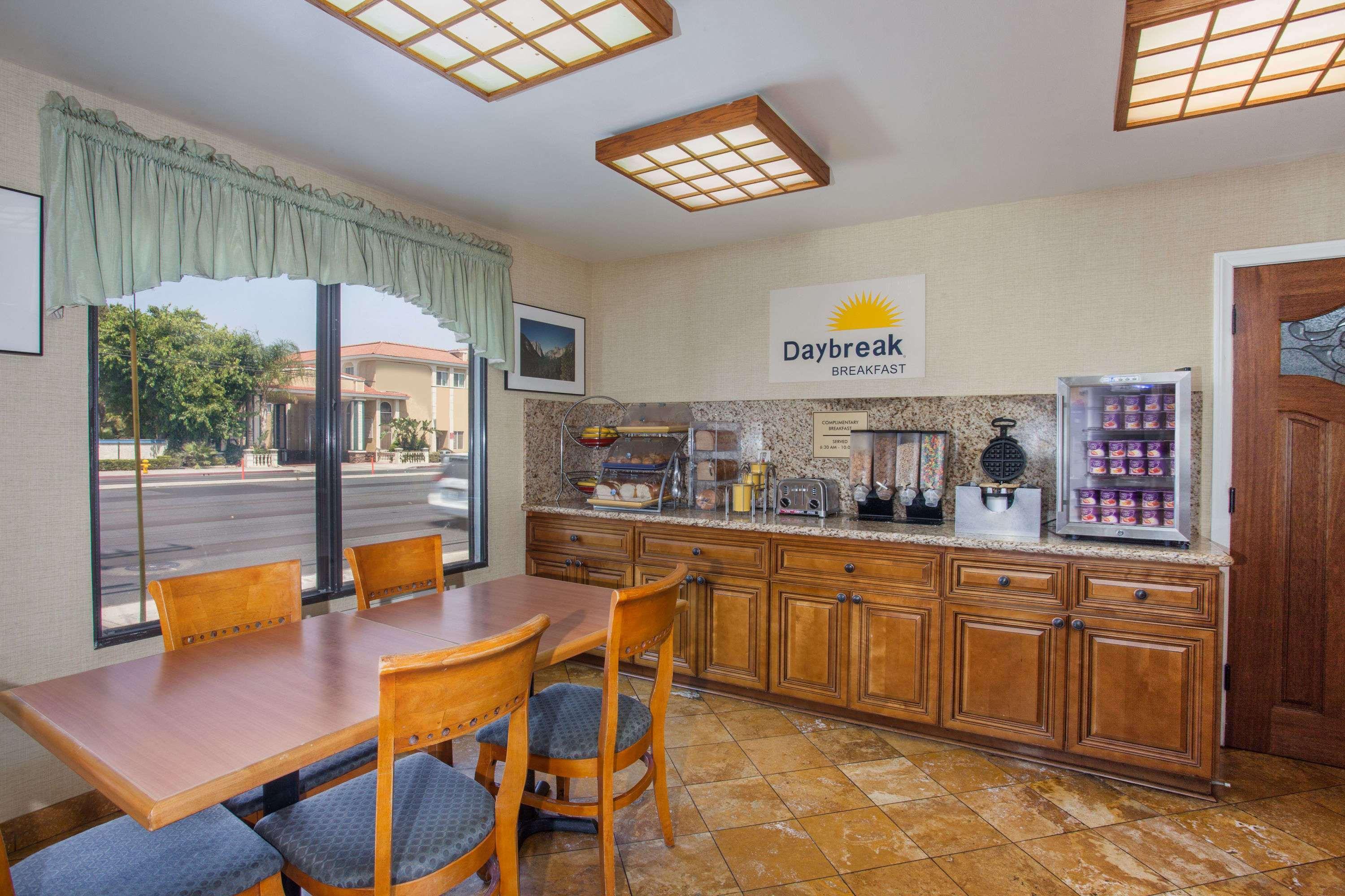 Days Inn By Wyndham Anaheim Near The Park Zewnętrze zdjęcie
