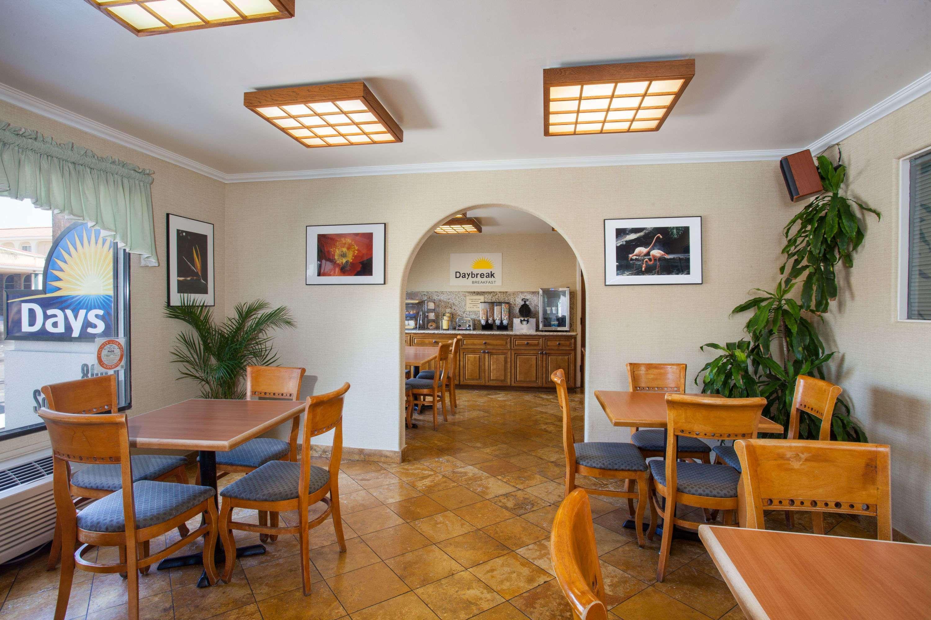 Days Inn By Wyndham Anaheim Near The Park Zewnętrze zdjęcie