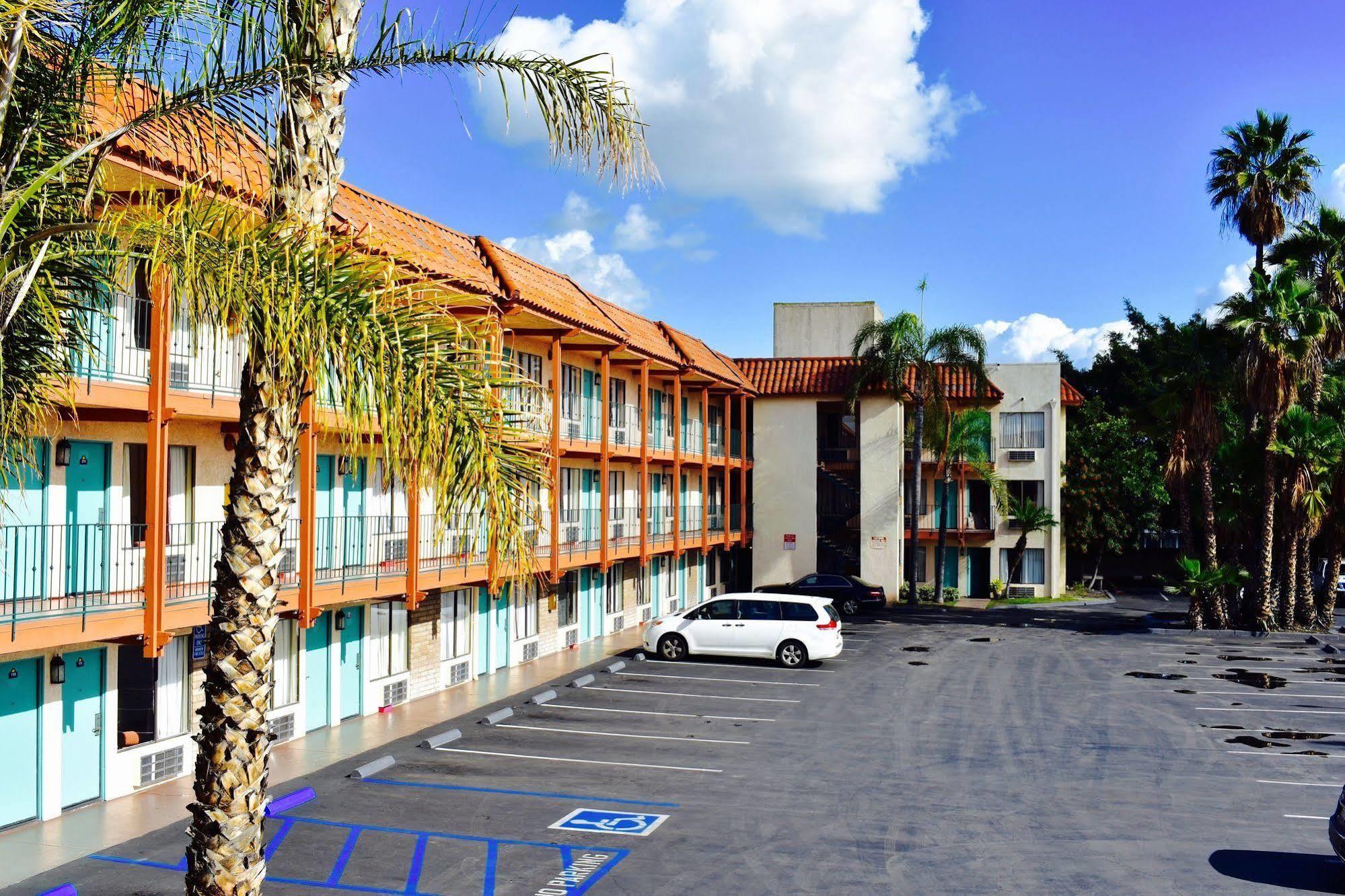 Days Inn By Wyndham Anaheim Near The Park Zewnętrze zdjęcie